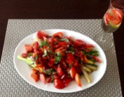 Weißer und grüner Spargel mit Erdbeeren und Chiliringen