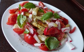 weißer marinierter Spargel mit Radieschenstiften, Tomaten, Basillikum