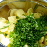 Kartoffelscheiben und Kräuter